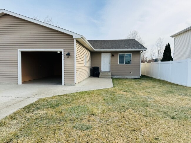 Building Photo - 523 Yellowstone Ave