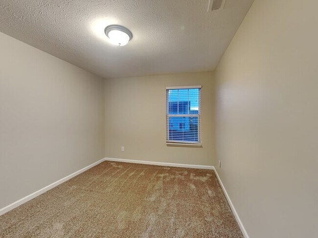 Building Photo - 4 bed 2.5 bath in Plainfield!