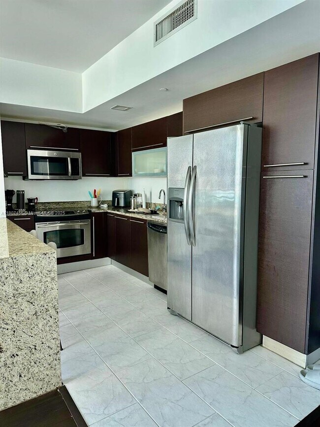 Building Photo - 950 Brickell Bay Dr