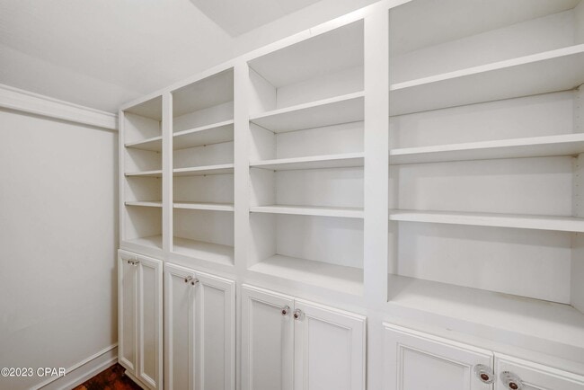 Building Photo - 2316 W Beach Dr