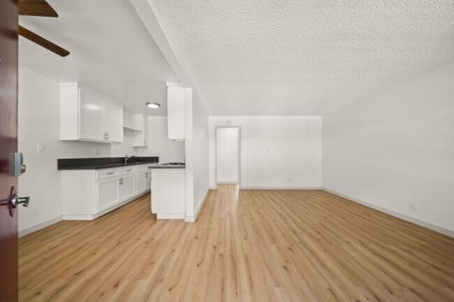 Interior Photo - 800 Linden Ave