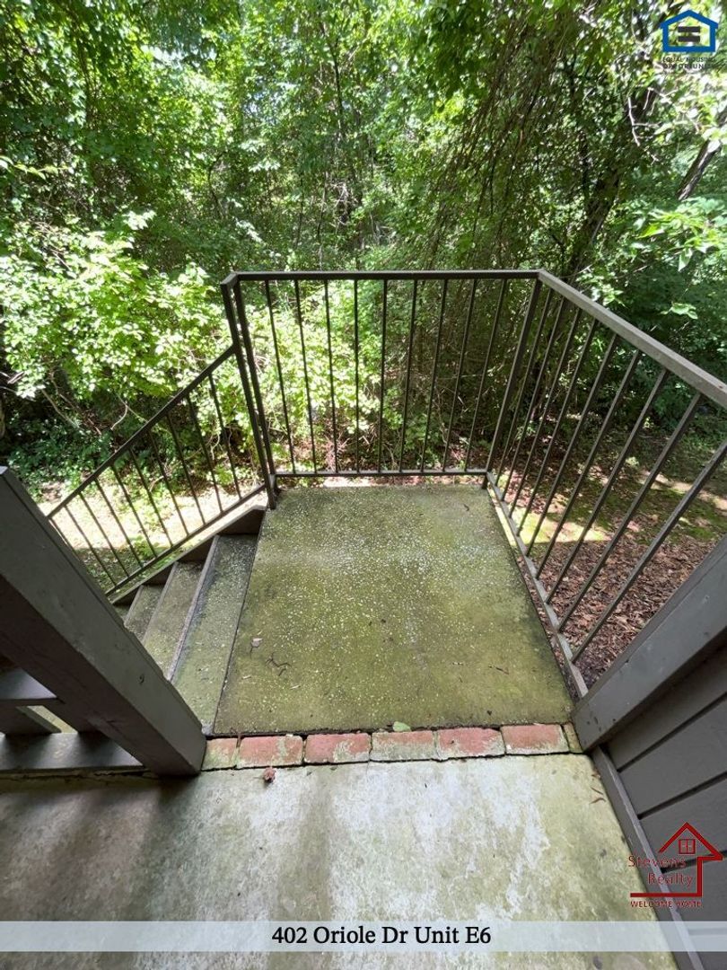 Building Photo - 402 Oriole Dr