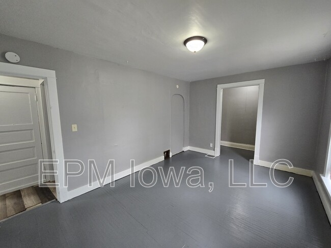 Building Photo - 914 1/2 West 2nd Street