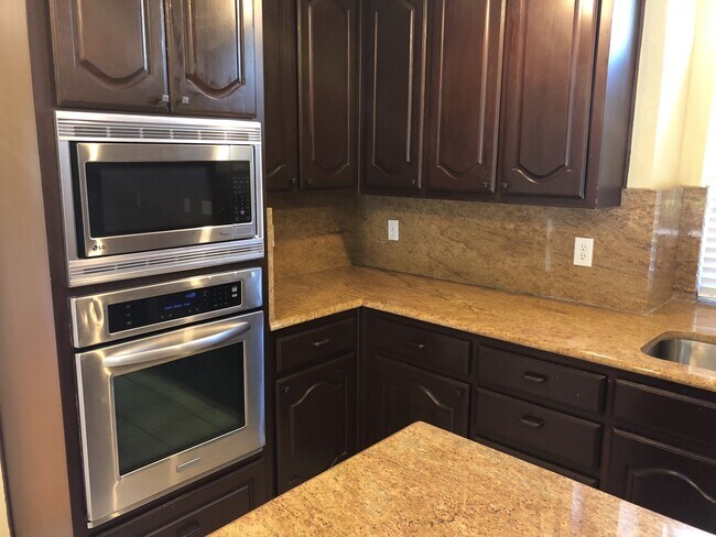 Building Photo - 5 Bedrooms in Richardson!