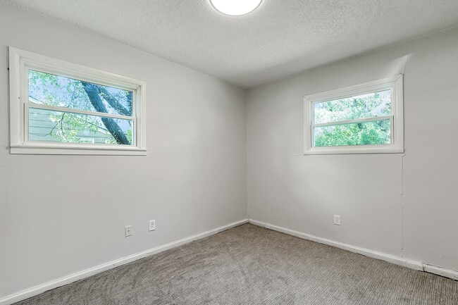 Building Photo - 3325 S Fern St