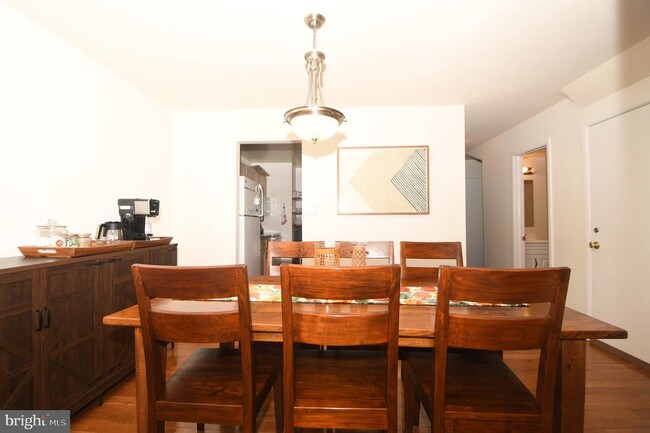 Building Photo - 7812 Briardale Terrace