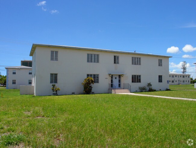 Primary Photo - Delux Court Apartments