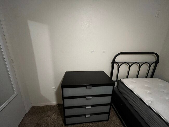 Dresser - 521 Southwest Pky