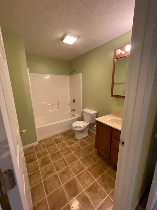 Building Photo - Spacious 3 bedroom/3 bath home