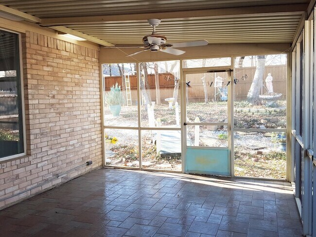 Building Photo - 3848 Kirby Dr