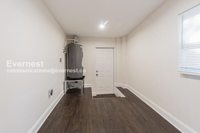 Building Photo - 3 Bed/2 Bath Home with Fenced Yard & Off-Street Parking / Pet-Friendly / Coming Soon!