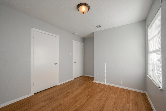 Building Photo - 5619 Willow Glen Dr