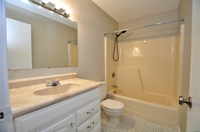 Building Photo - 710 Twin Circle Dr