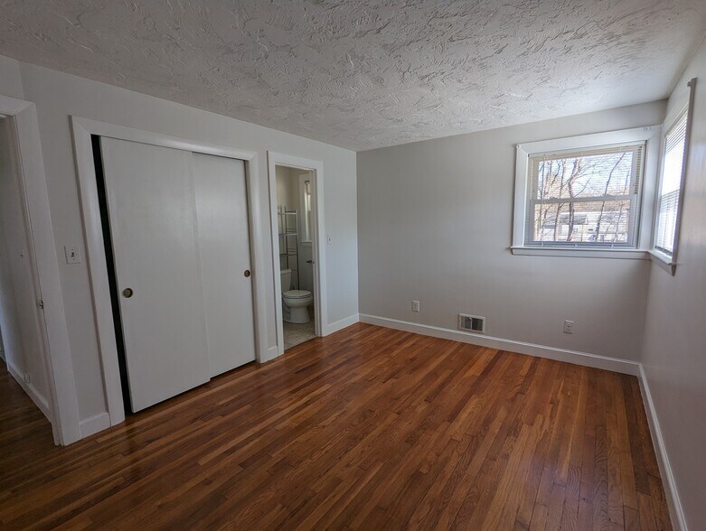 Room 2 - 32 Dean Rd