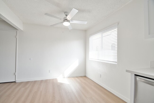 Building Photo - j125