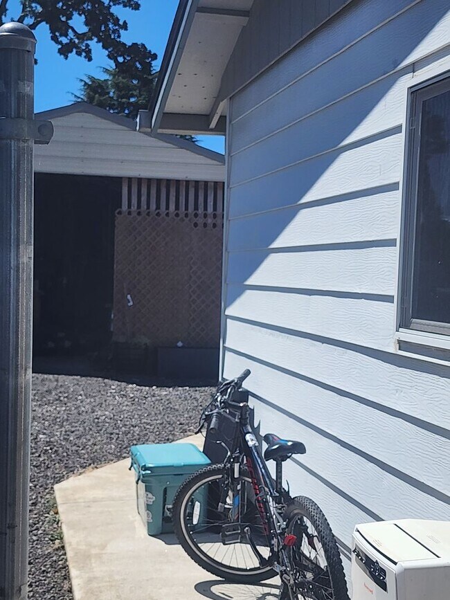 Building Photo - Pet Friendly, Single-Level, Attractively Updated Home in NE Newberg