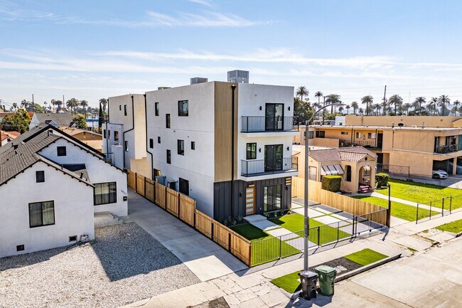 Building Photo - Luxury Never Before Lived in Townhomes!