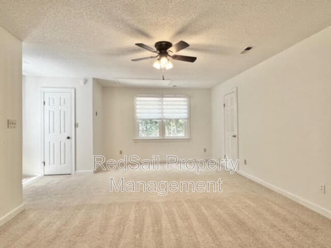 Building Photo - 114 Barclay Crescent