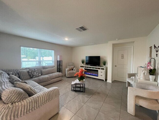 Building Photo - 465 Marion Oaks Ln