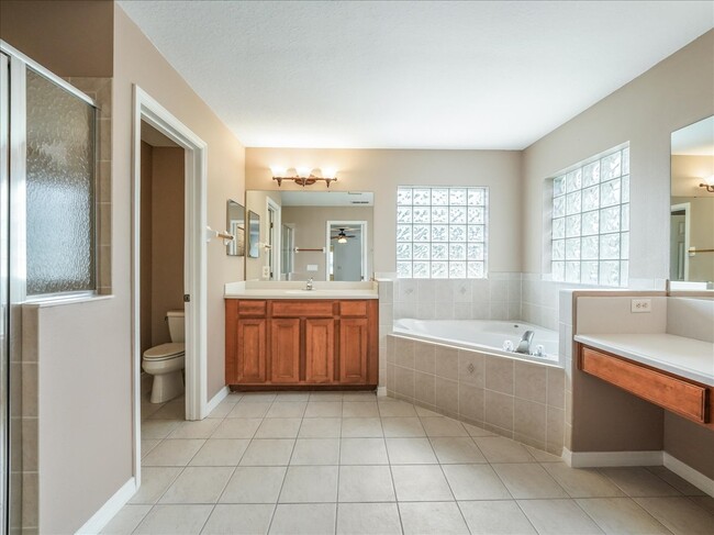 Master Bath His & Her Vanities - 11025 SE 174th Loop