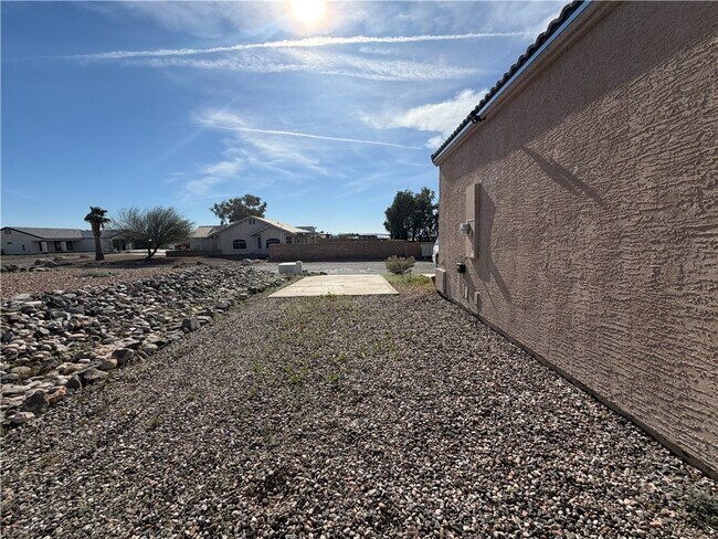 Building Photo - 1903 E La Entrada Pl