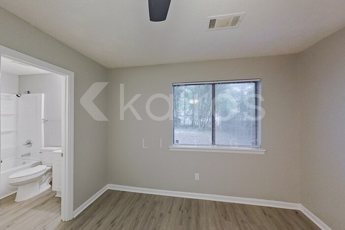 Building Photo - 8959 Ashwood Dr