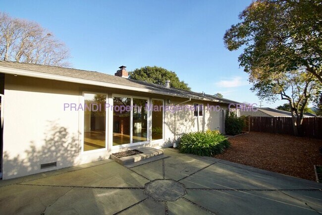 Building Photo - 525 Las Colindas Rd