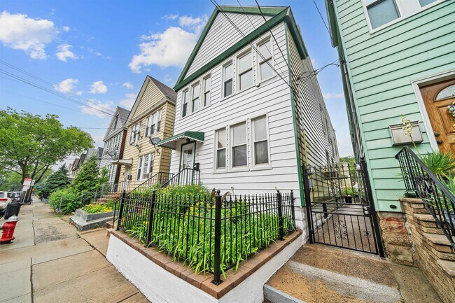 Building Photo - 46 Clarke Ave
