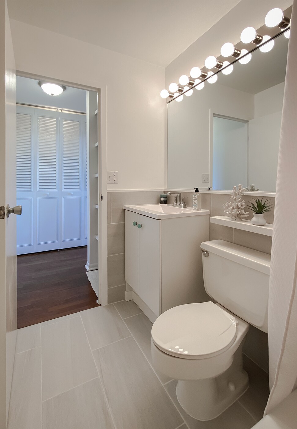 Building Photo - 6171 N Sheridan Rd