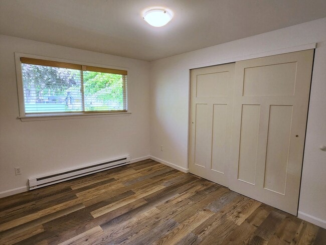 Building Photo - Charming 2 Bedroom Apartment in Duplex Ava...