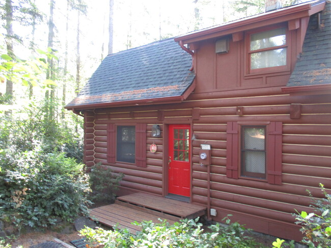 Building Photo - Beautiful 3 bedroom Log Home on large lot ...