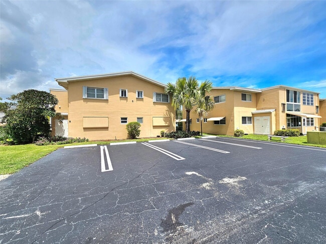 Building Photo - 2141 NE 1st Ct