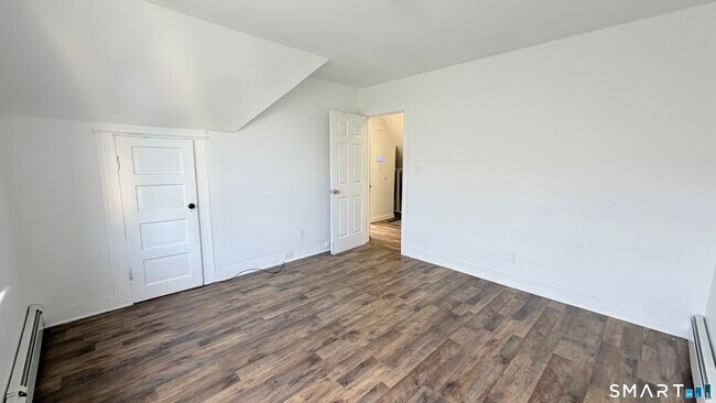 Building Photo - 466 Hollister Ave
