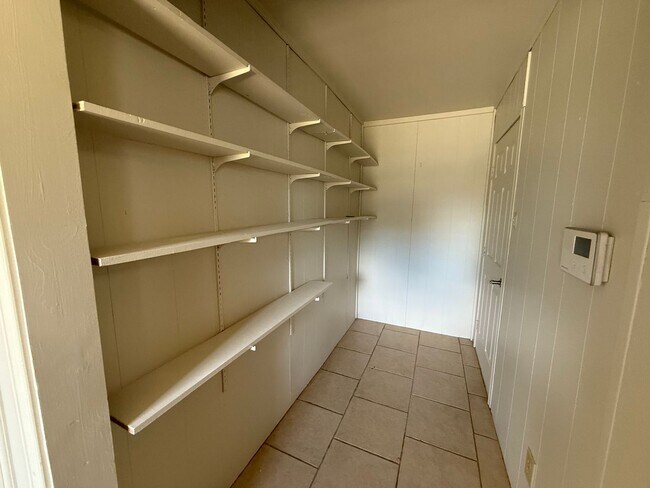 Building Photo - Available now - move-in special