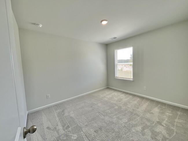 Building Photo - 3br 2ba w/ Community Pool