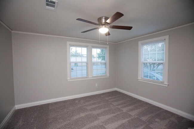 Building Photo - 5008 Lynch Dr