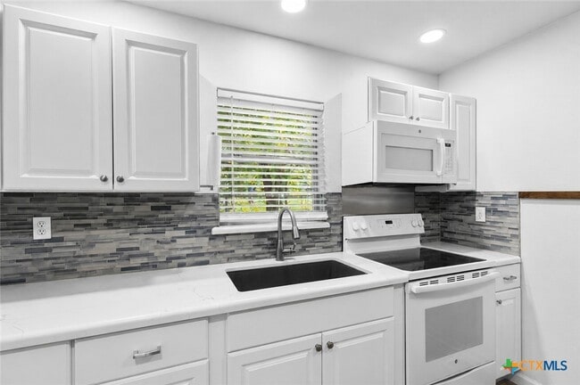 Building Photo - 761 Whippoorwill Dr