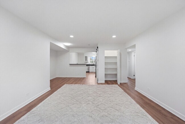 Building Photo - 9388 Bay Colony Dr
