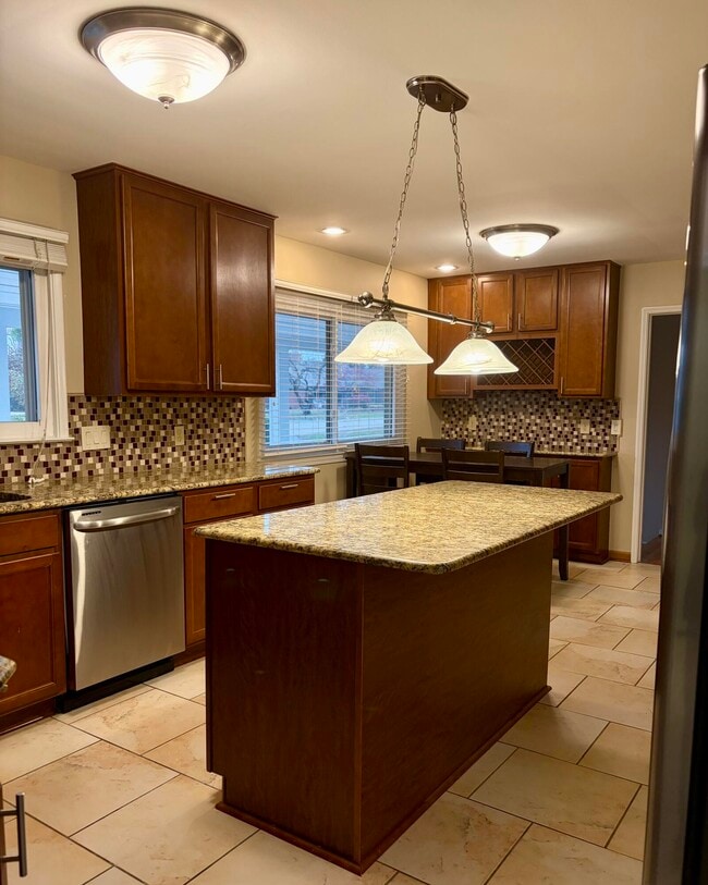 Building Photo - 6493 Thorncrest Dr