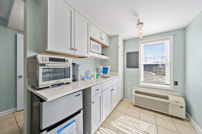 Building Photo - 200 E Beach Blvd