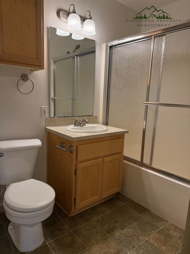 Building Photo - Updated 2 Bedroom, 2 bath Duplex in Springfield