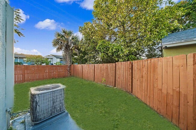 Building Photo - 5789 Woodland Point Dr