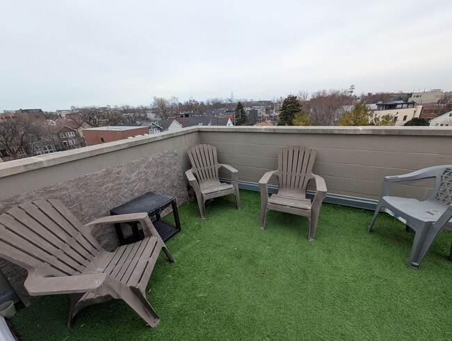 Building Photo - Rarely on the Market! Luxury 4-Bed/3-Bath Duplex in Lincoln Park