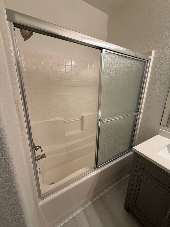 Building Photo - FOR LEASE – Beautiful 2 + 2.5 Townhome with A/C, Near Downtown Ventura & the Beach!
