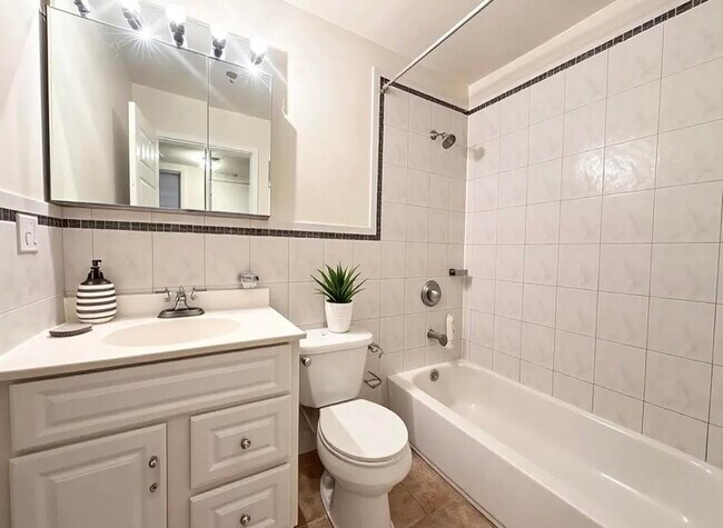 Building Photo - 102 Hudson St