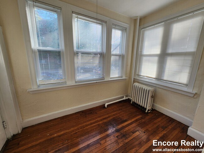 Building Photo - 248 Kelton St