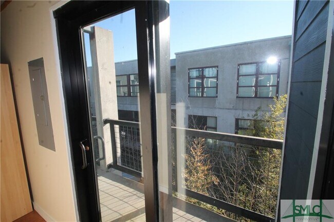 Building Photo - 2412 De Soto Ave