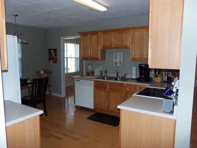 Building Photo - 3bedrooms 2baths 2 car garage in Centervil...