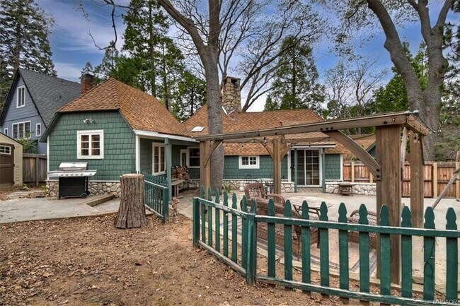 Building Photo - 295 Sunset Dr