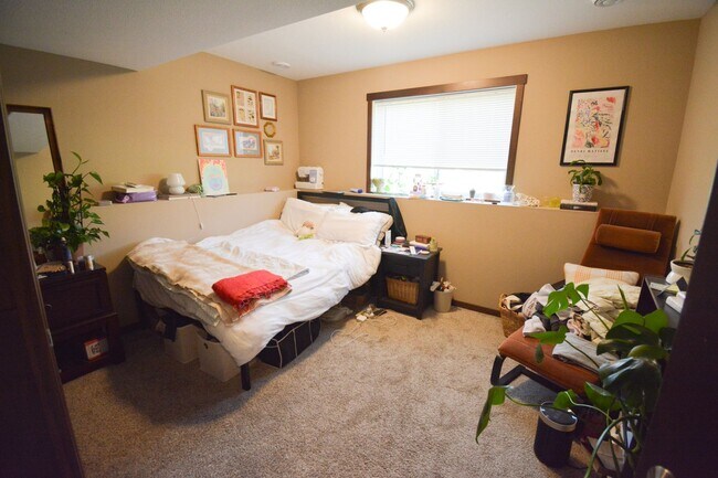 Building Photo - Beautiful and Spacious 4 Bedroom 3 Bath Av...